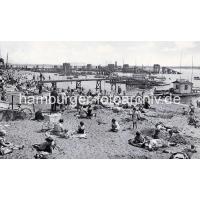 461_243a Historsche Strandszene am Elbstrand bei Oevelgoenne - Badegäste sitzen im Sand. | Oevelgoenne + Elbstrand.